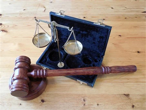 銀都路律師談?wù)煞蚧閮?nèi)多次出軌離婚時妻子能主張精神損害賠償嗎